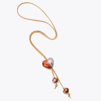 Fio comprido em cortiça natural com pendente em cerâmica em forma de coração