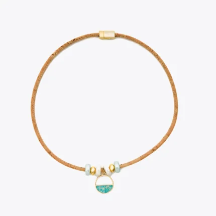 Colar exclusivo feito de cortiça natural, adornado com um delicado anel dourado