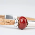 Pulseira em cortiça natural com duas voltas e cerâmica laranja, contas redondas e tubo prateado - Image 3