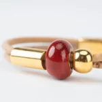 Pulseira em cortiça com duas voltas e cerâmica, contas redondas e tubo dourado - Image 2