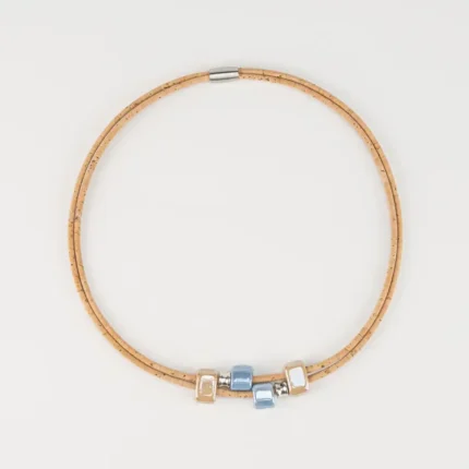 Colar em cortiça com cerâmica retangulares e contas prateadas